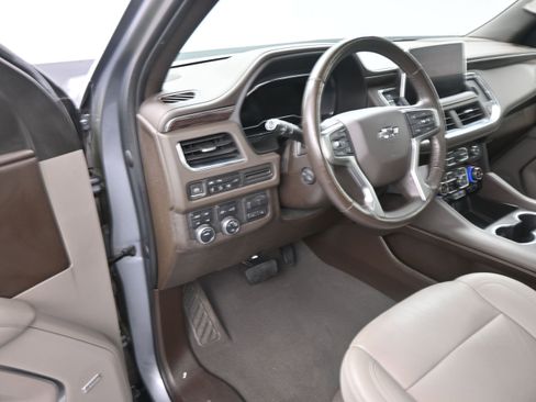 Used 2022 Chevrolet Suburban Z71 w/ Luxury Package AWD/4WD image 12