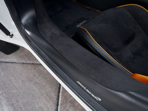 Used 2025 McLaren Artura Spider image 37