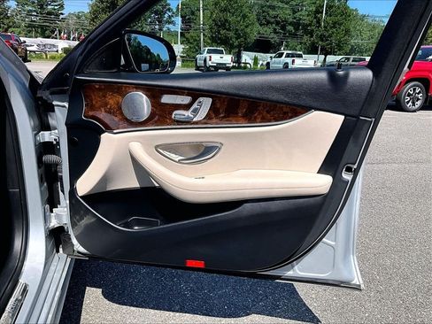 Used 2019 Mercedes-Benz E 300 4MATIC image 12