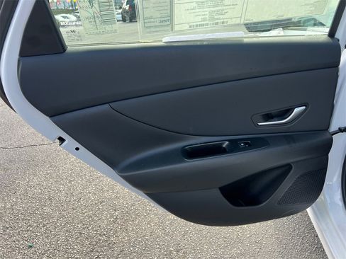 Used 2025 Hyundai Elantra Limited image 21