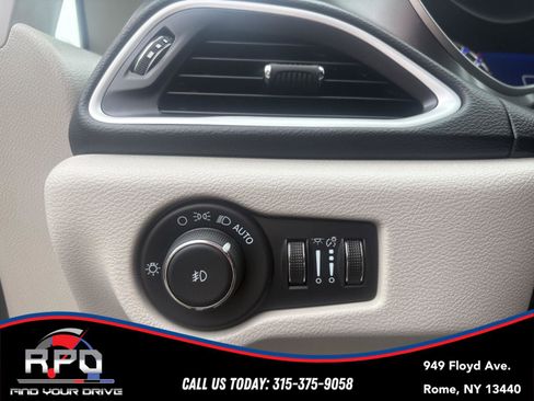 Used 2024 Chrysler Pacifica Touring-L FWD image 27
