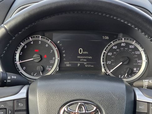 Used 2024 Toyota Highlander XLE image 18