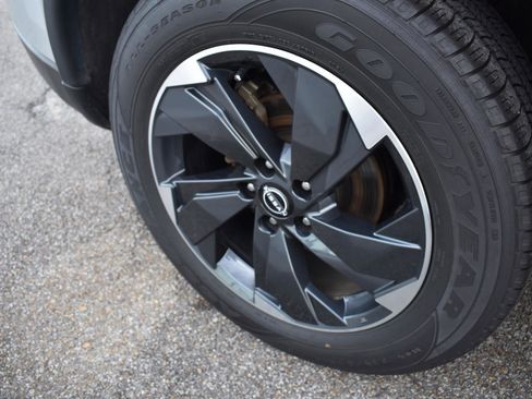 Used 2024 Nissan Rogue SV image 13