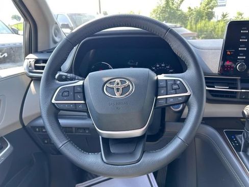 Used 2022 Toyota Sienna XLE w/ XLE Plus Package image 12