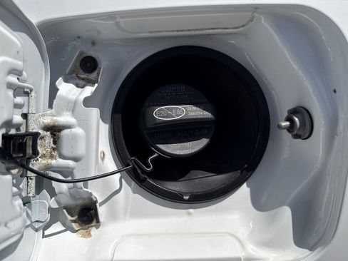 Used 2021 Toyota RAV4 XLE AWD/4WD image 35