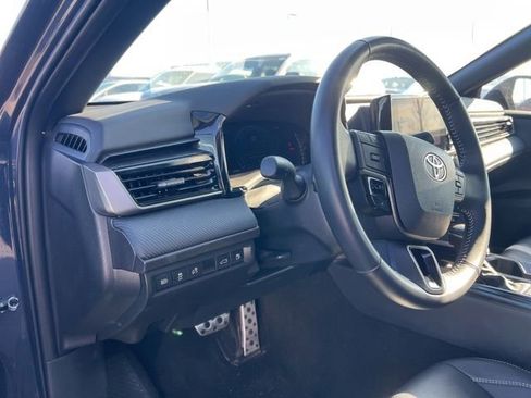 Used 2025 Toyota Camry SE image 9