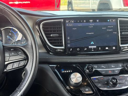 Used 2021 Chrysler Pacifica Limited w/ Uconnect Theater Family Group FWD image 11