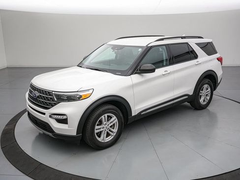 Certified 2024 Ford Explorer XLT w/ Equipment Group 202A AWD/4WD image 8