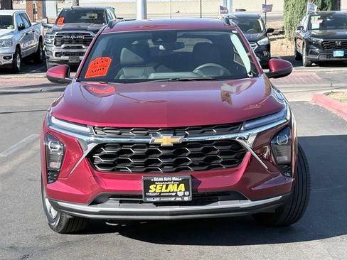 Used 2025 Chevrolet Trax LT FWD image 3