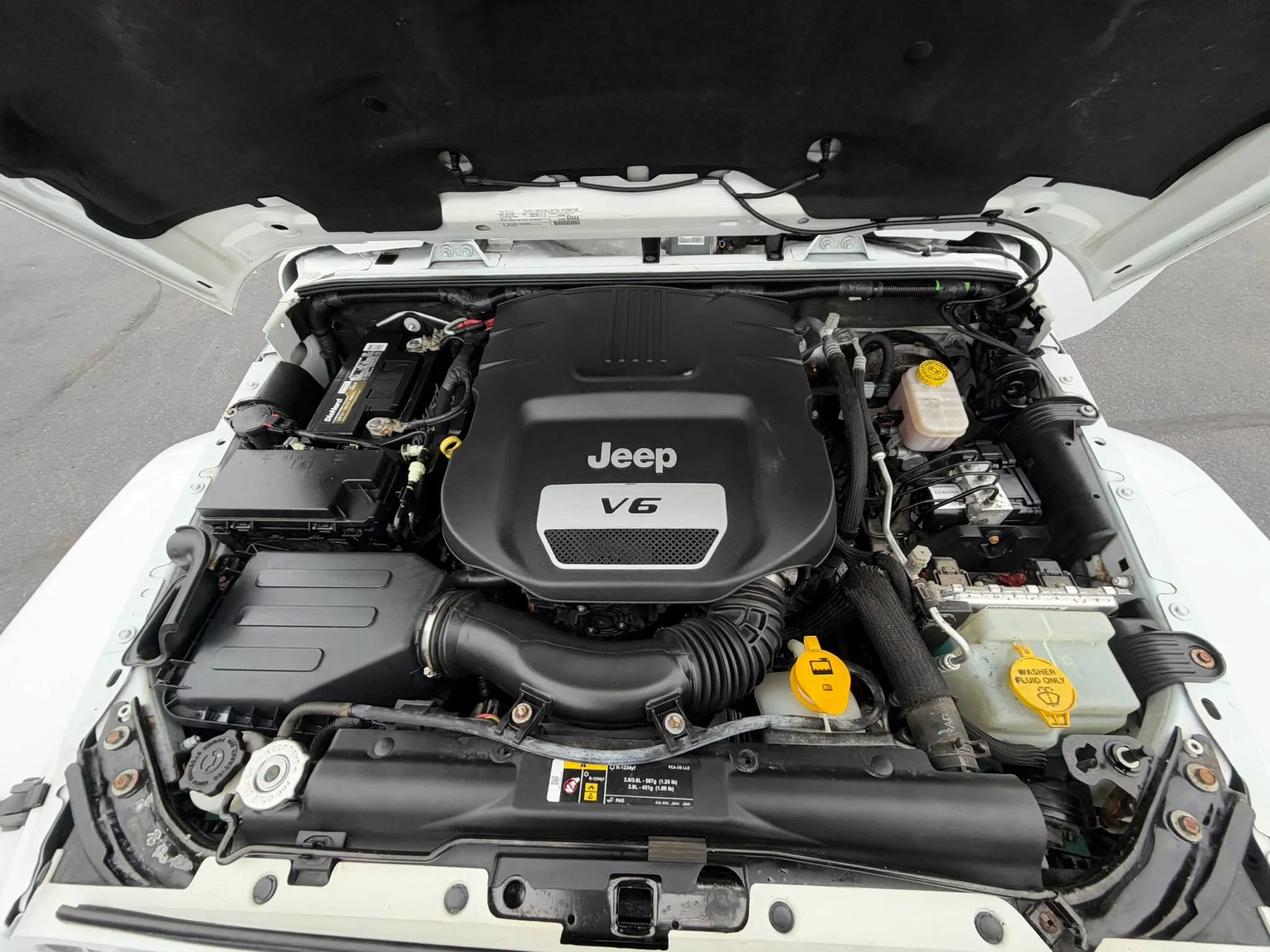 Used 2017 Jeep Wrangler Sahara w/ Connectivity Group AWD/4WD image 13
