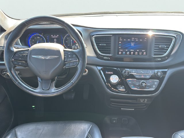 Used 2019 Chrysler Pacifica Touring-L w/ S Appearance Package FWD image 18