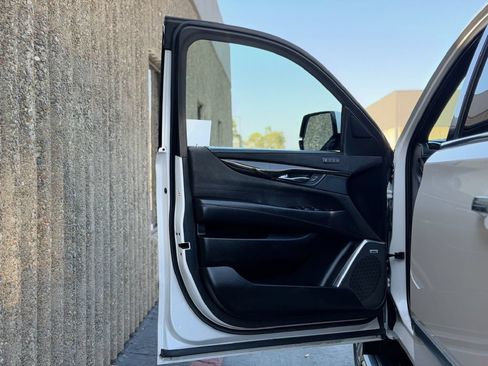 Used 2019 Cadillac Escalade ESV Platinum AWD/4WD image 17