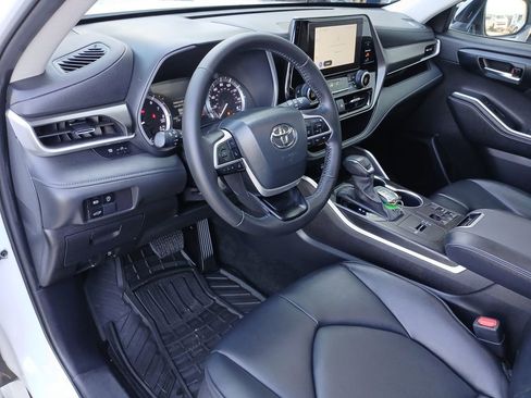 Used 2024 Toyota Highlander XLE FWD image 10