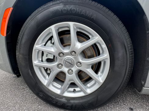Used 2023 Chrysler Pacifica Touring-L FWD image 13