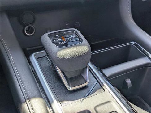 Used 2025 Nissan Pathfinder SL FWD image 11