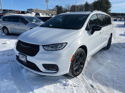 New 2026 Chrysler Pacifica Limited image 3