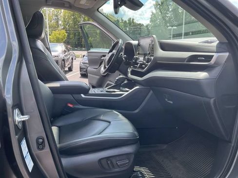 Used 2022 Toyota Highlander XLE AWD/4WD image 20