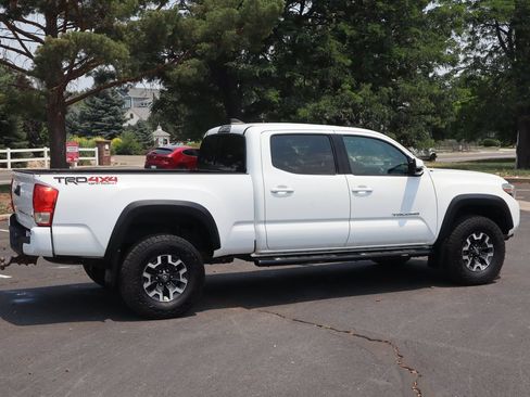 Used 2017 Toyota Tacoma TRD Off-Road w/ Premium & Technology Package AWD/4WD image 4
