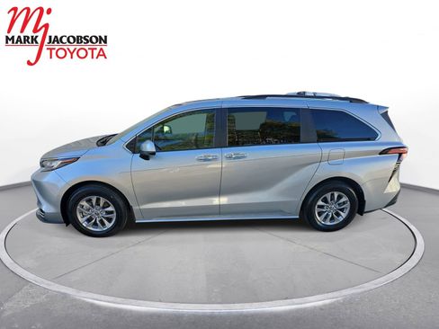 Used 2022 Toyota Sienna XLE image 12