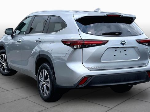 Used 2024 Toyota Highlander XLE AWD/4WD image 11
