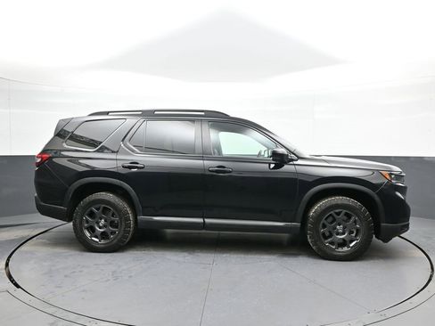 Certified 2023 Honda Pilot TrailSport image 5