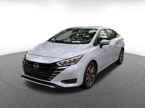 Used 2025 Nissan Versa SV image 3