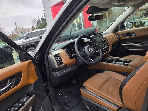 Used 2024 Nissan Pathfinder Platinum image 19