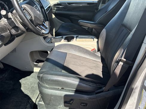 Used 2019 Dodge Grand Caravan SXT image 13