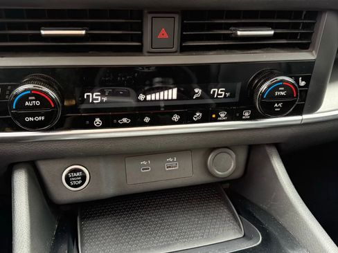 Used 2023 Nissan Rogue SV w/ SV Premium B Package image 22