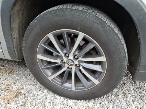 Used 2017 Toyota Highlander XLE image 6