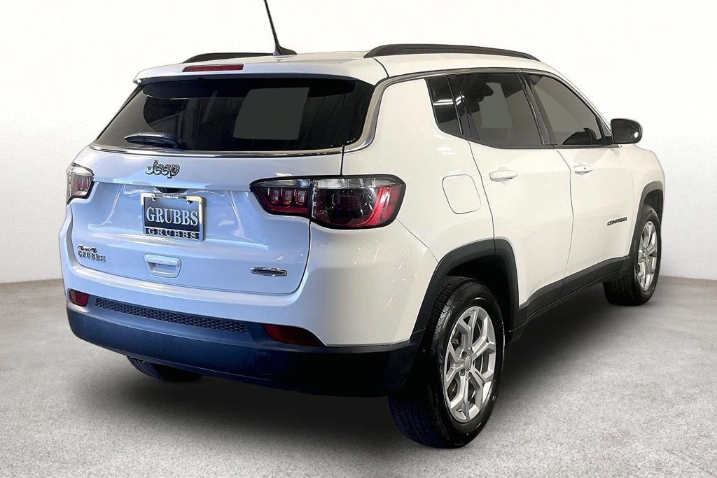 Used 2024 Jeep Compass Latitude AWD/4WD image 2