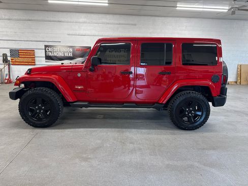 Used 2013 Jeep Wrangler Unlimited Sahara w/ Connectivity Group image 90