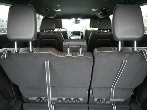 New 2026 Chrysler Pacifica Select image 12