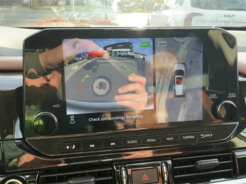 Used 2023 Nissan Pathfinder Platinum image 24