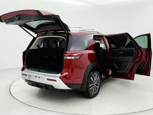 Used 2024 Nissan Pathfinder SL w/ SL Premium Package FWD image 11