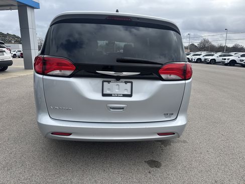 Used 2023 Chrysler Voyager LX image 4