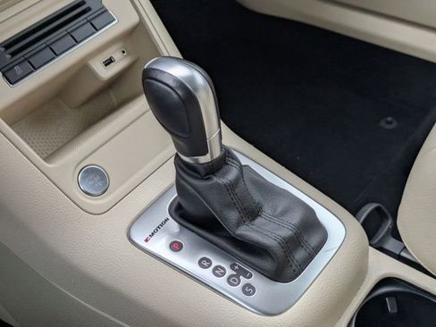 Used 2017 Volkswagen Tiguan S image 9