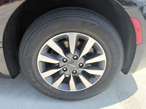 Used 2025 Chrysler Pacifica Select FWD image 35