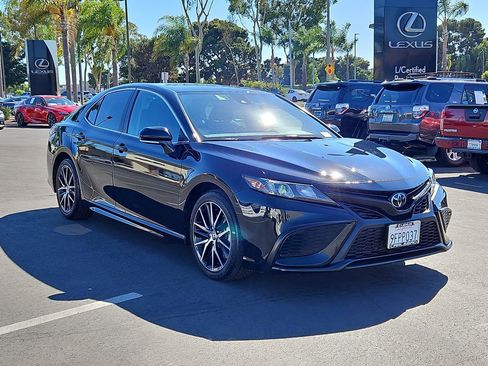 Used 2023 Toyota Camry SE image 3