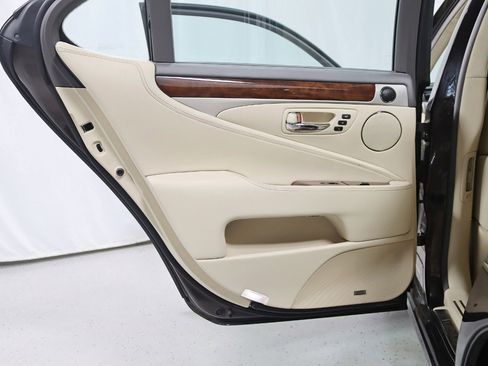 Used 2013 Lexus LS 460 AWD w/ Ultra Luxury Pkg image 35