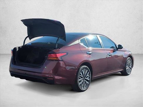 Used 2024 Nissan Altima 2.5 SV image 3