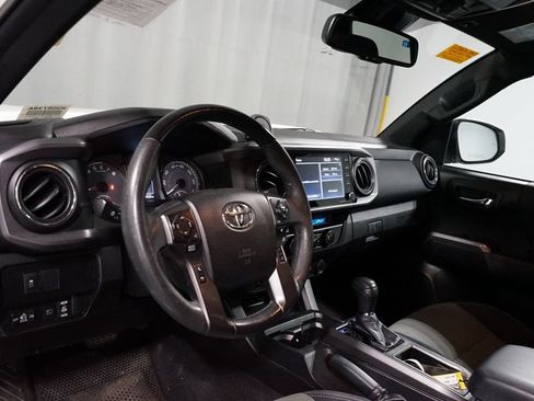 Used 2021 Toyota Tacoma TRD Off-Road w/ Technology Package AWD/4WD image 7
