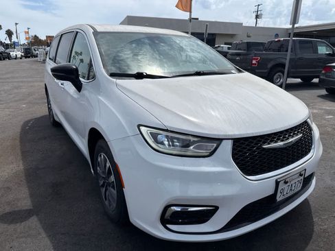 Used 2024 Chrysler Pacifica Limited FWD image 6