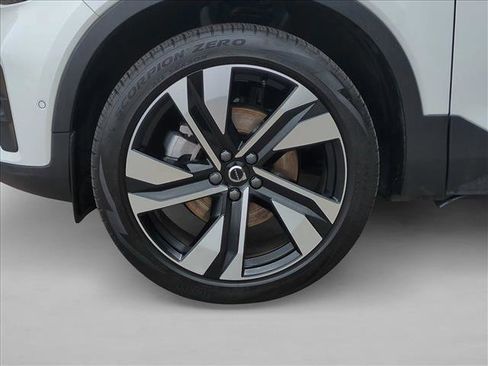 Used 2024 Volvo XC40 B5 Plus w/ Protection Package Premier AWD/4WD image 28