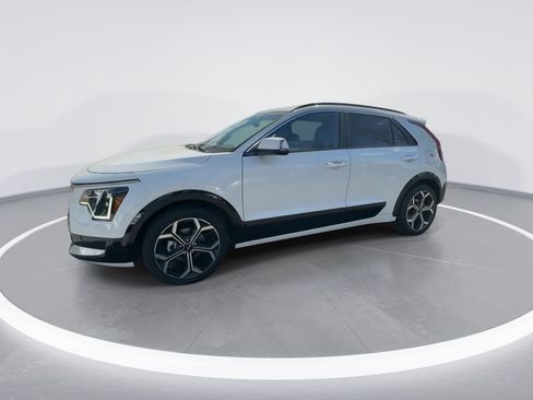 Used 2025 Kia Niro SX Touring image 4
