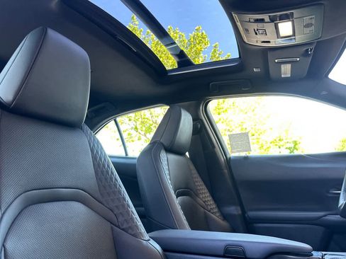 Used 2019 Lexus UX 200 w/ Premium Package image 18