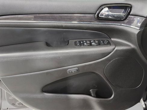 Used 2020 Jeep Grand Cherokee Overland AWD/4WD image 12