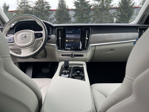 Used 2025 Volvo V90 B6 Cross Country Plus image 17