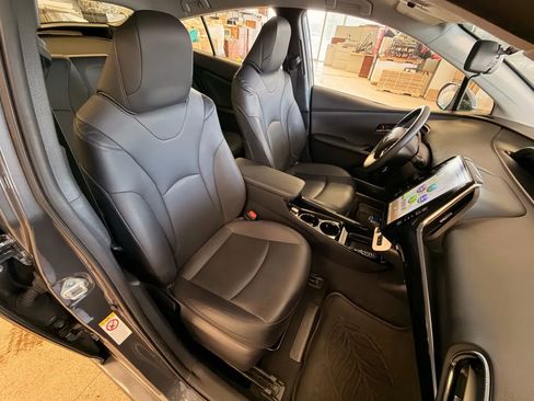 Used 2017 Toyota Prius Prime Premium image 22