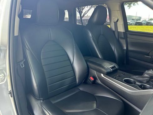 Used 2023 Toyota Highlander XLE FWD image 17